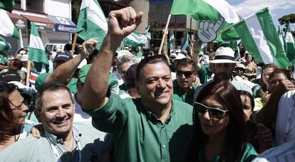 El candidato oficialista Johnny Araya en un acto de campa&ntilde;a este domingo.