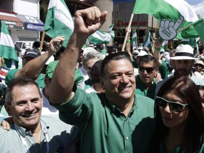 El candidato oficialista Johnny Araya en un acto de campa&ntilde;a este domingo.