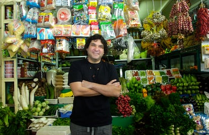 Acurio en un mercado limeño, en agosto de 2008.