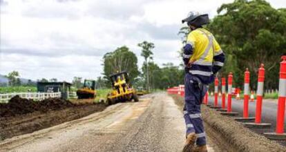 Un trabajador de una filial de Cimic en una obra de mejora de la red viaria en Australia.