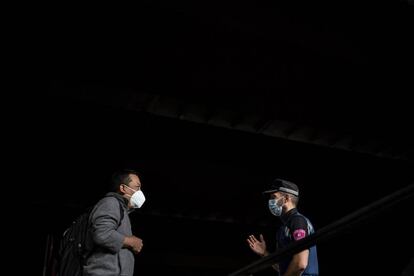 Durante el domingo se han sucedido las protestas de los residentes en las zonas afectadas ante la limitación de su movilidad para intentar frenar la curva de contagios del coronavirus. En la imagen, un vecino de Puente de Vallecas conversa con un agente de policía local.