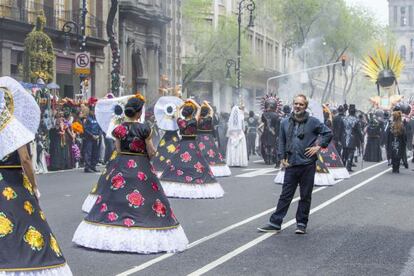 El director Sam Mendes, durante la recreación del Día de Muertos en el rodaje de 'Spectre'.