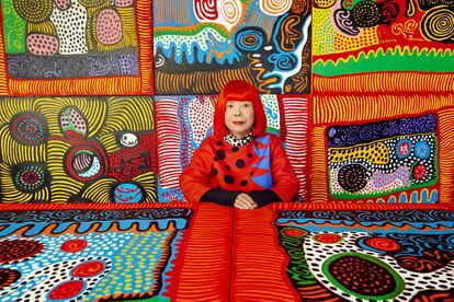 Retrato de Yayoi Kusama. Cortesía de Ota Fine Arts, Victoria Miro y David Zwirner. La artista japonesa fue retratada vestida con una túnica y contra un fondo que replicaban los patrones habituales de sus obras: los puntos negros, la repetición de formas y los colores planos y vivos.