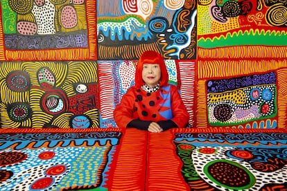 Retrato de Yayoi Kusama. Cortesía de Ota Fine Arts, Victoria Miro y David Zwirner. La artista japonesa fue retratada vestida con una túnica y contra un fondo que replicaban los patrones habituales de sus obras: los puntos negros, la repetición de formas y los colores planos y vivos.