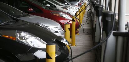 Vehículos eléctricos cargando en un parking en California