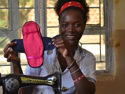 Elisabeth enseña una de las compresas de tela que confecciona en un taller de Londoto, en el norte de Tanzania.