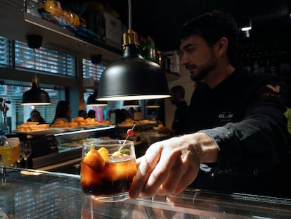 Un camarero sirve una bebida en un bar de Valladolid, este miércoles.