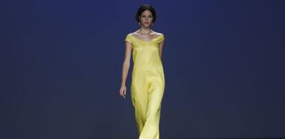 Un modelo luce una creación del diseñador Diego Estrada para la primavera-verano 2014, durante uno de los desfiles de EGO,