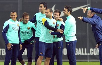 Alexis, Neymar, Busquets, Mascherano, Messi y Cesc, durante un entrenamiento 