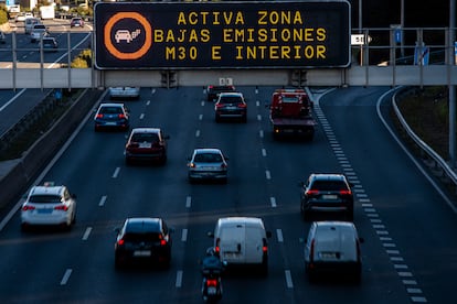 Cartel luminoso en la M-30  de Madrid que anuncia la zona de bajas emisiones del interior de la ciudad. 