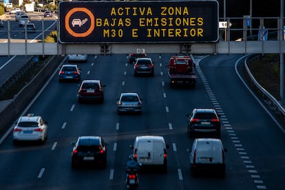 Cartel luminoso en la M-30 de Madrid que anuncia la zona de bajas emisiones del interior de la ciudad.