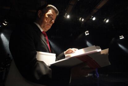Juan Manuel Santos repasa unas notas antes del debate celebrado la noche del martes.