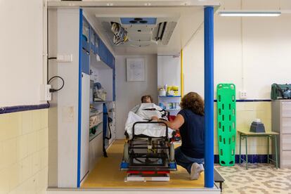 La profesora de emergencias médicas prepara la sala de simulación de una ambulancia en el Instituto de FP Vall d'Hebron.