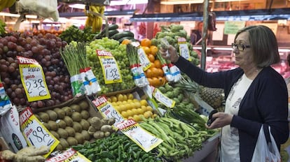 Una mujer en un mercado de Madrid.