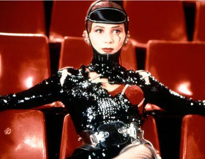La asociación Gaultier-Almodóvar y la figura de Victoria Abril produjeron uno de los iconos de moda más recordados del cine español de los noventa a medio camino entre fantasía gótica-high-tech y neo- tenebrismo español.