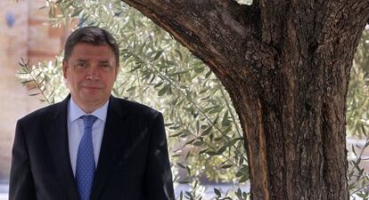 Luis Planas, consejero andaluz de Agricultura, Pesca y Medio Ambiente, en el patio de la consejería.