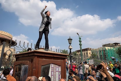 Una manifestante lanza soflamas a favor de Palestina en El Cairo, Egipto, este viernes.  