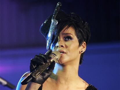 La cantante estadounidense Rihanna, que anoche acudió a una de las galas que tienen lugar estos días en Los Ángeles para preparar el ambiente para la entrega de los 51 Premios Grammy, está intentando ayudar a una pequeña fan de cinco años de Nueva York a encontrar donante de médula para vencer a la leucemia que sufre. Es la segunda vez que lo hace este año, porque, dice la cantante, "es injusto, pero para un paciente negro es mucho más difícil encontrar a alguien compatible para el transplante".