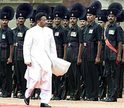 El presidente paquistaní pasa revista a una guardia de honor india en Nueva Delhi.