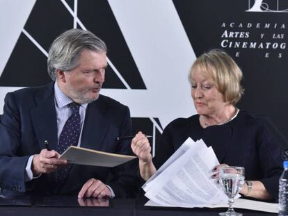 El ministro de Educaci&oacute;n, Cultura y Deporte, &Iacute;&ntilde;igo M&eacute;ndez de Vigo, junto a la presidenta de la Academia de Cine, Yvonne Blake, durante la firma de un acuerdo de colaboraci&oacute;n para la promoci&oacute;n nacional e internacional del cine espa&ntilde;ol, esta tarde en la sede de la Academia en Madrid.