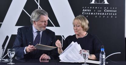 El ministro de Educación, Cultura y Deporte, Íñigo Méndez de Vigo, junto a la presidenta de la Academia de Cine, Yvonne Blake, durante la firma de un acuerdo de colaboración para la promoción nacional e internacional del cine español, esta tarde en la sede de la Academia en Madrid.