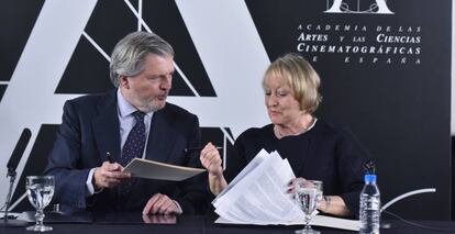 El ministro de Educaci&oacute;n, Cultura y Deporte, &Iacute;&ntilde;igo M&eacute;ndez de Vigo, junto a la presidenta de la Academia de Cine, Yvonne Blake, durante la firma de un acuerdo de colaboraci&oacute;n para la promoci&oacute;n nacional e internacional del cine espa&ntilde;ol, esta tarde en la sede de la Academia en Madrid.