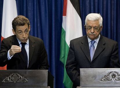 El presidente francés, Nicolas Sarkozy, se dirige a la prensa en Ramala junto al líder de la Autoridad Palestina, Mahmud Abbas