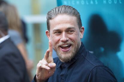 El protagonista de la serie 'Hijos de la anarquía', el actor inglés Charlie Hunnam, luciendo su barba recién acariciada por el barbero.