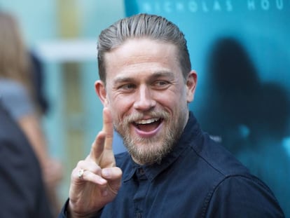 El protagonista de la serie 'Hijos de la anarquía', el actor inglés Charlie Hunnam, luciendo su barba recién acariciada por el barbero.