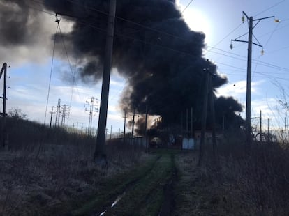 Explosión en la subestación de tracción de la estación de tren de Krasne (oeste), como resultado de un ataque con misiles. Ucrania ha acusado a Rusia de atacar cinco estaciones de tren este lunes en el centro y oeste del país, causando un número no especificado de víctimas, según ha dicho Oleksander Kamishin, jefe de la compañía estatal de ferrocarriles.