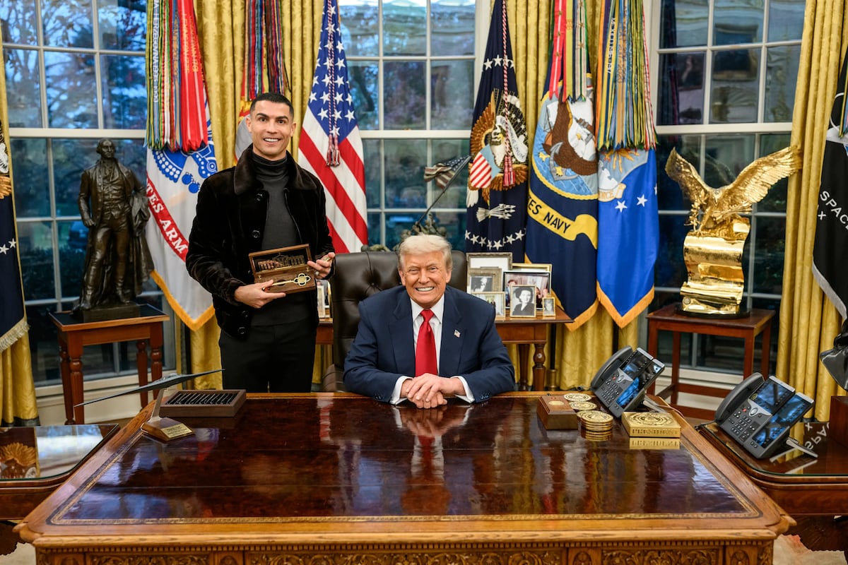 Cristiano Ronaldo presume en el Despacho Oval de la llave de oro de la Casa Blanca junto a Donald Trump