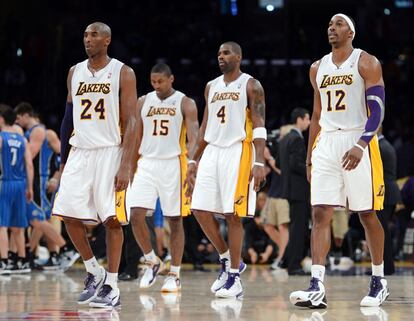 Howard, Bryant, Jamisoan y Metta World Peace caminan sobre la pista del Staples Center.