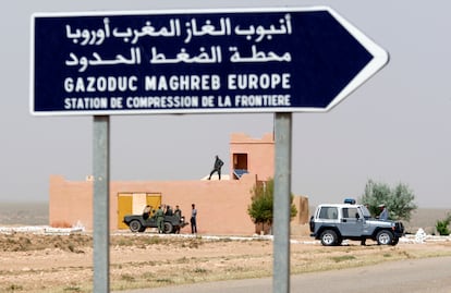 Militares (a la izquierda) y gendarmes marroquíes custodian el gasoducto Duran Farrell, cerca de la frontera con Argelia, en una foto de archivo.