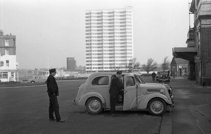 La Arlington House recién terminada, allá por 1966. Las bandas de hormigón blanco brillante se alternan con las franjas de vidrio de las ventanas correderas, ahora objeto de polémica. Fotografía de John Lowings.