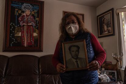 Antonia Laguna muestra en la sala de su casa una fotografía de su padre, Jesús Lagunas.