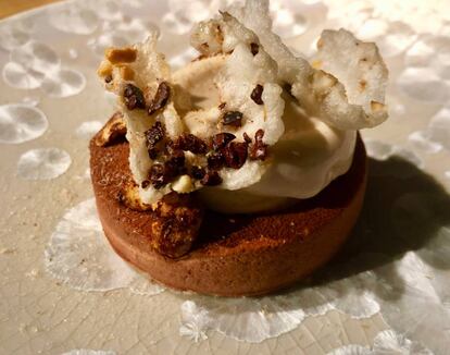 Gofre de arroz con un helado de amazake. Encima espuma de chocolate y salsa de cacahuetes tostados. Al final katsuobushi (bonito seco y ahumado) rallado / Capel