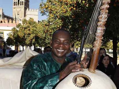 Toumani Diabaté a su llegada a Sevilla donde presentó su nuevo disco.
