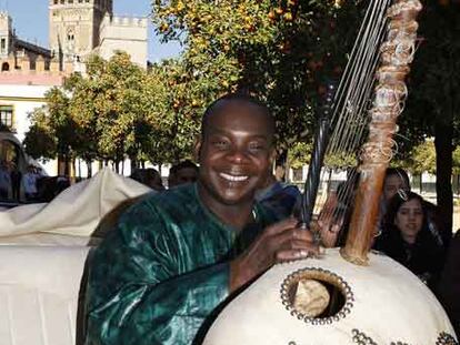 Toumani Diabaté a su llegada a Sevilla donde presentó su nuevo disco.