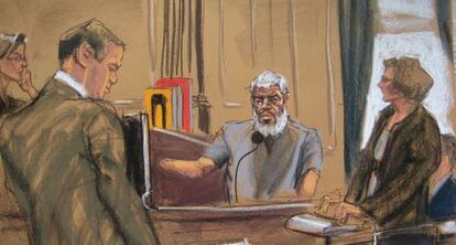 Abu Hamza Al Masri, responde a preguntas de su abogado en el juicio en Nueva York.
