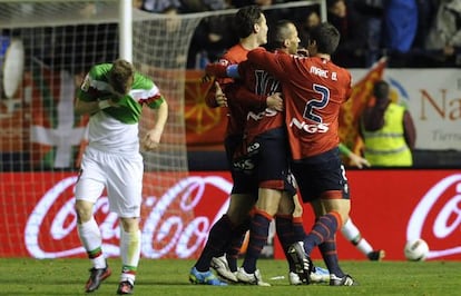 Osasuna&#039;s players celebrate their second goal next to Athletic Bilbao&#039;s forward Iker Muniain (l). 