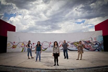 Algunos de los miembros frente al mural del teatro recuperado.