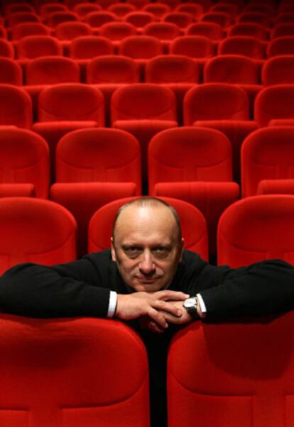 Mirsad Purivatra, director del Festival de Cine de Sarajevo, que fundó durante el conflicto, retratado en una sala de la ciudad.