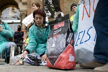 Manifestants escampen carbó a les portes del Departament de Salut.