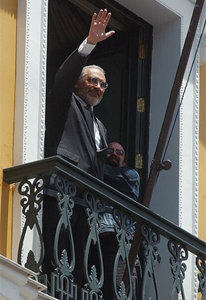 Carlos Mesa saluda a sus partidarios, congregados ante el Palacio presidencial, tras presentar su renuncia.