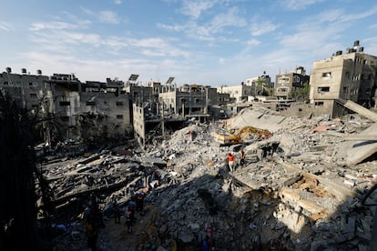 Trabajos de desescombro en Jan Yunis tras los bombardeos israelíes sobre la ciudad. 