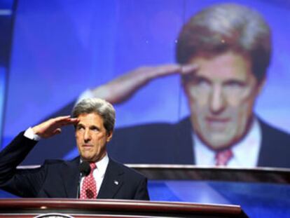 John Kerry hace el saludo militar antes de pronunciar su discurso en la convención demócrata de Boston.