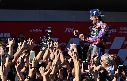 El piloto Jorge Martín, del equipo Pramac, tras proclamarse campeón del mundo hoy en Barcelona.