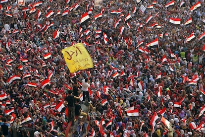 Opositores del presidente egipcio Mohamed Morsi protestan en la plaza de Tahrir de El Cairo (Egipto), 2 de julio de 2013. El Ejército de Egipto está listo para desplegarse por la capital, El Cairo, y otras ciudades el país en caso de que se produzcan enfrentamientos entre las facciones políticas rivales, según han informado fuentes militares.