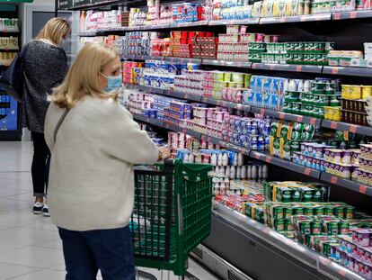 Una clienta ante el mostrador de yogures de un supermercado.