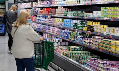 Una clienta ante el mostrador de yogures de un supermercado.